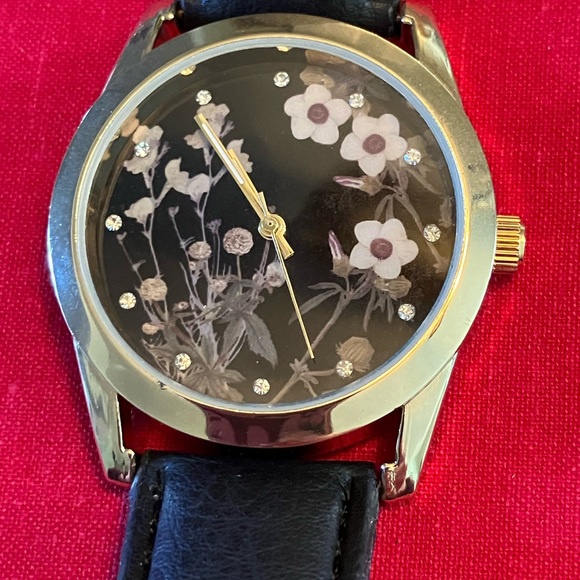 Women’s Wristwatch Floral Dial Crystal Markers Quartz Movement Gold  Tone NEW - Picture 8 of 8